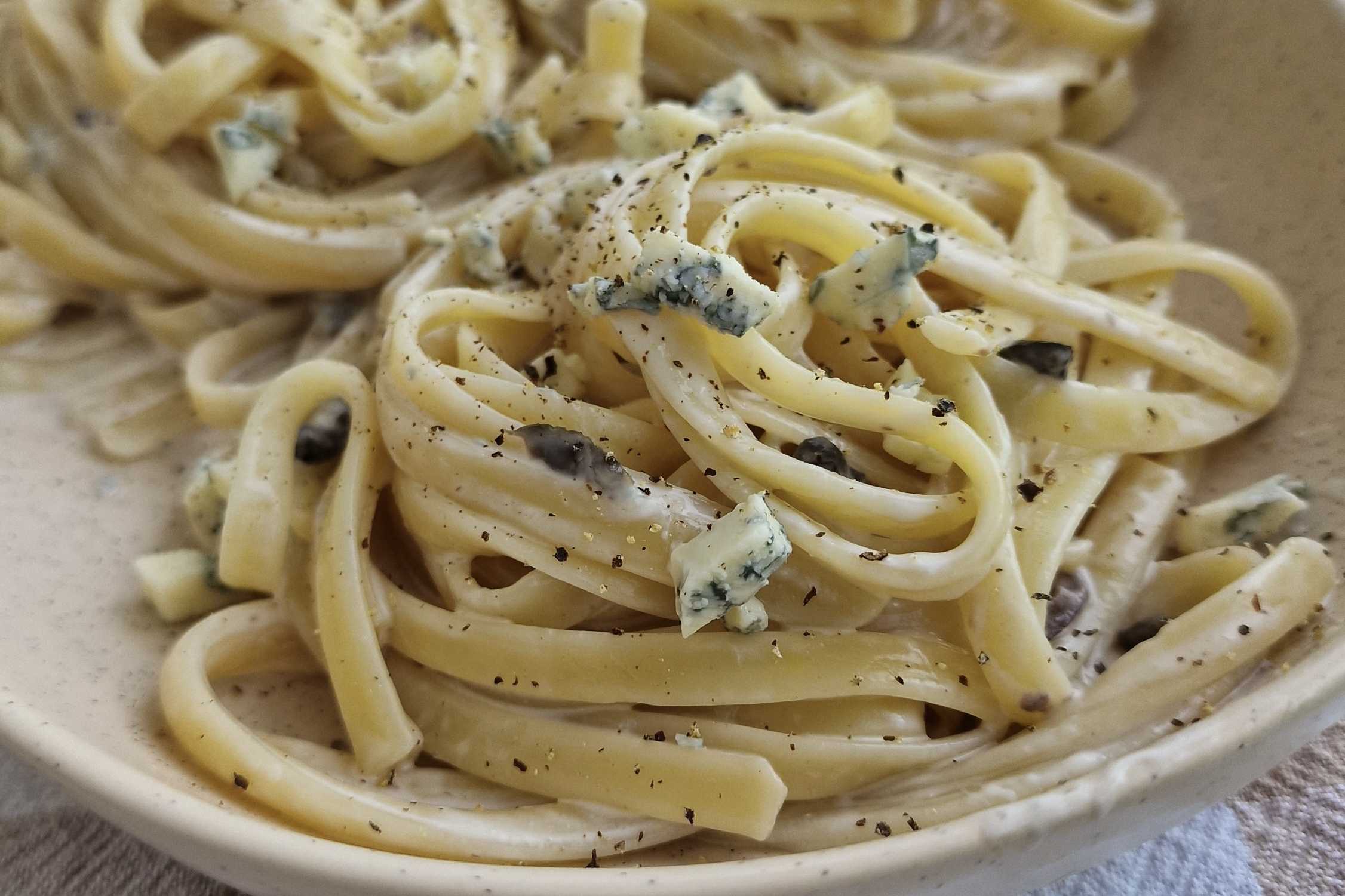 creamy pasta with blue cheese, black olives and black pepper