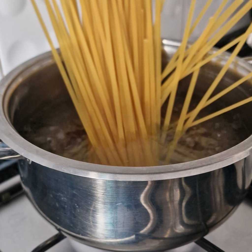 pasta linguine cooking 