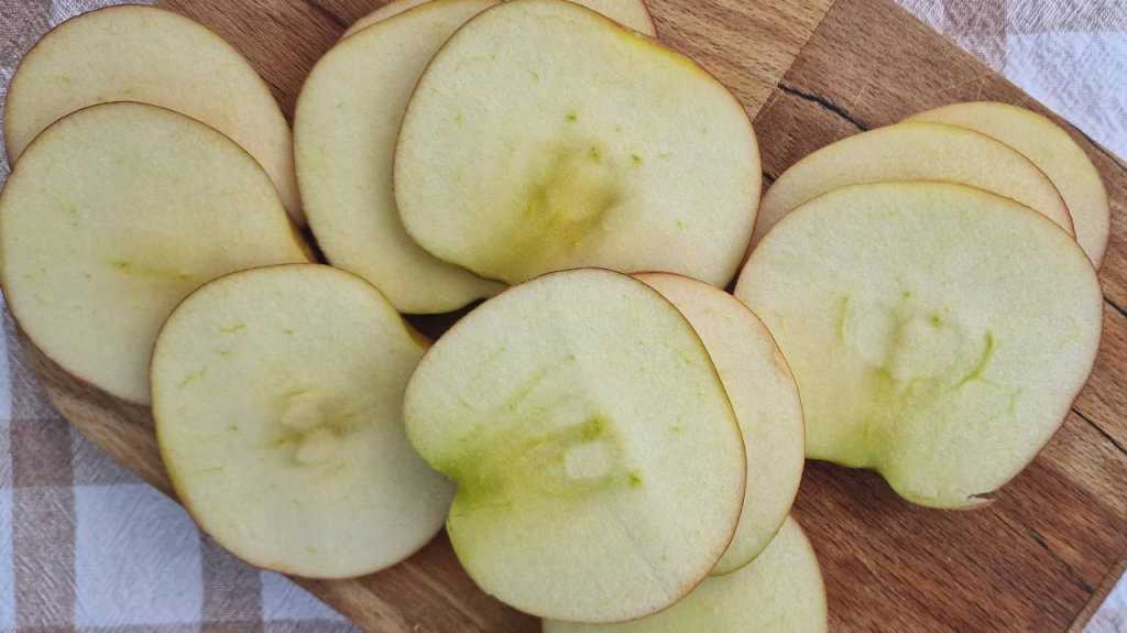 cut apples gala