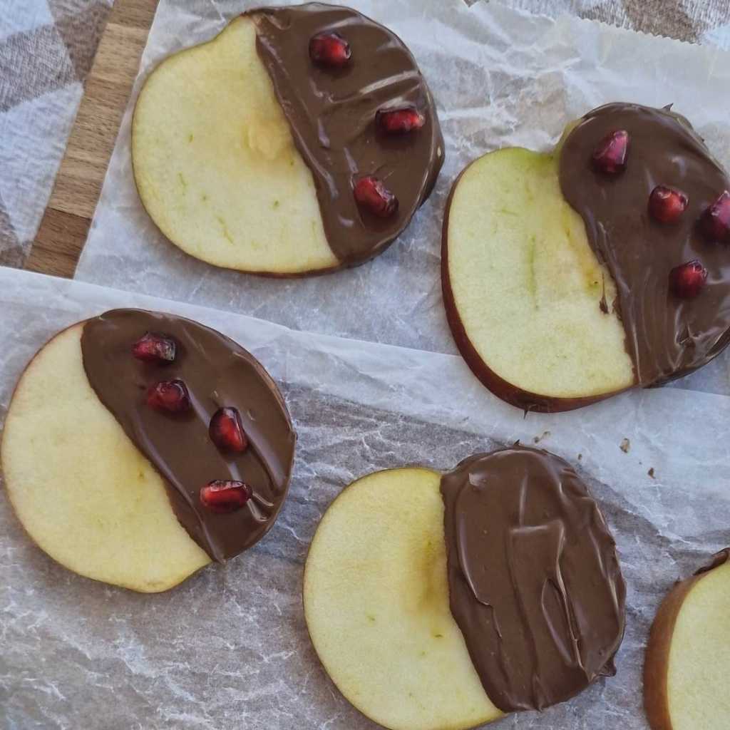 apple slices with chocolate and pomegranate
