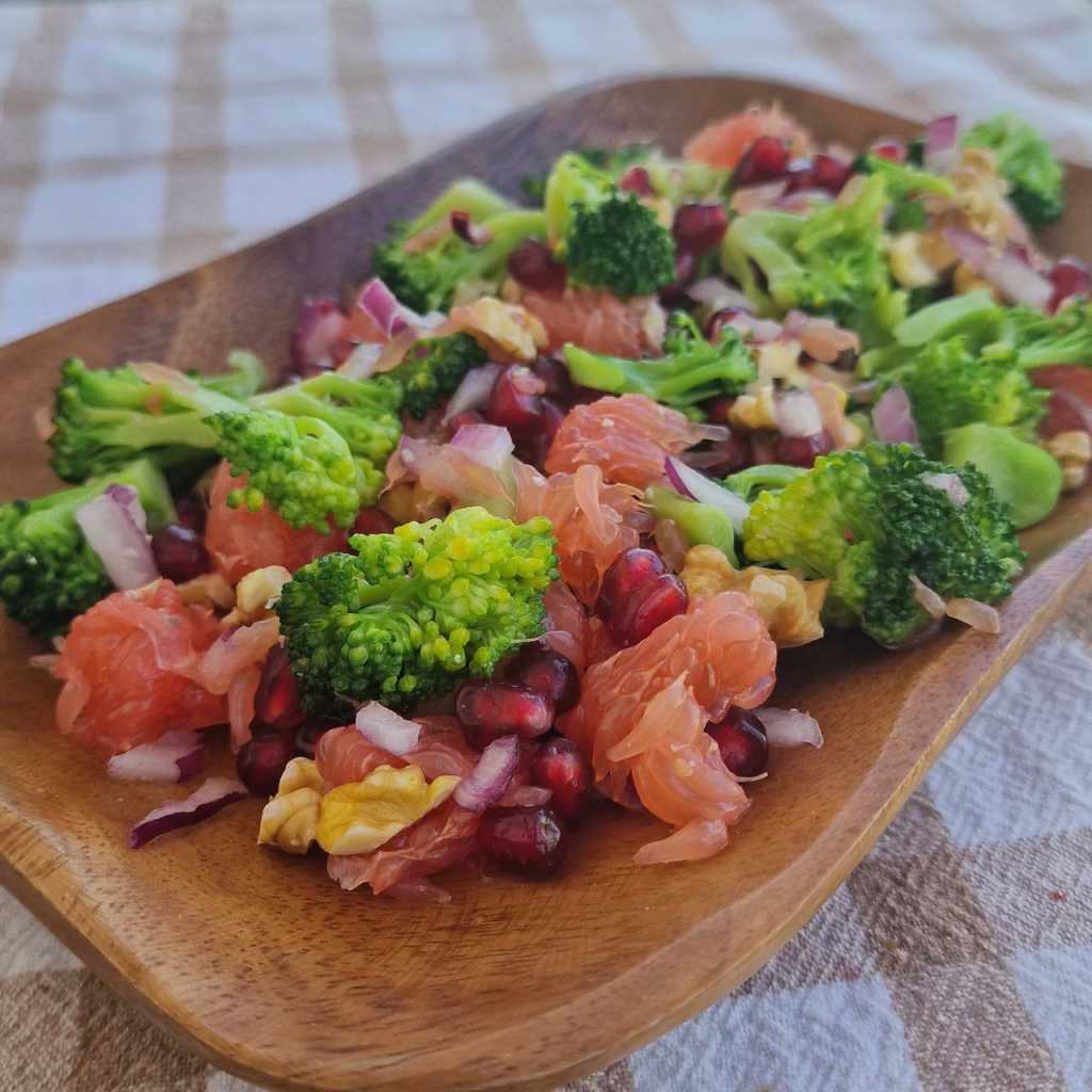 Broccoli, pomegranate and Grapefruit Salad