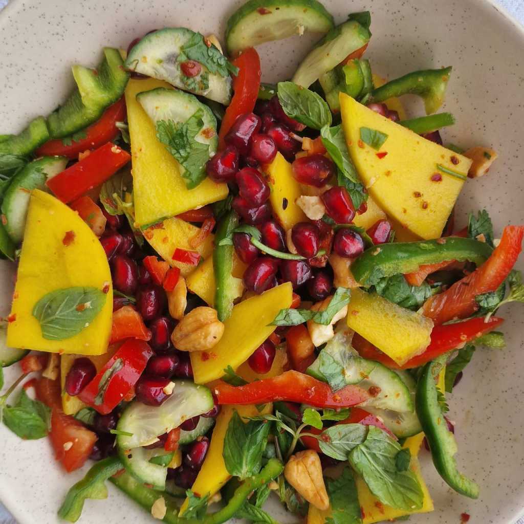 Spicy mango salad