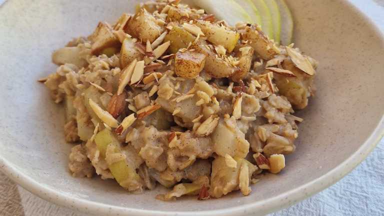 cinnamon pear oatmeal