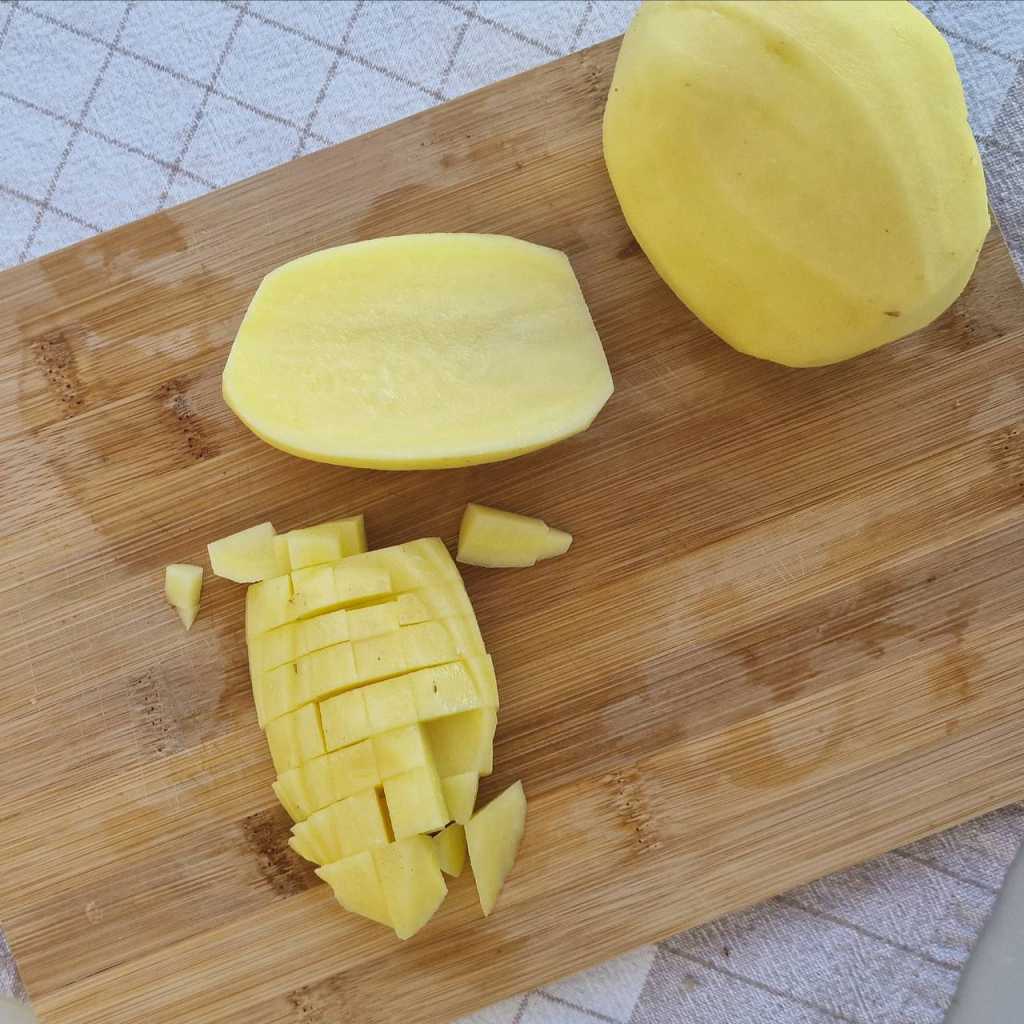 1cm cubes cut potatoes