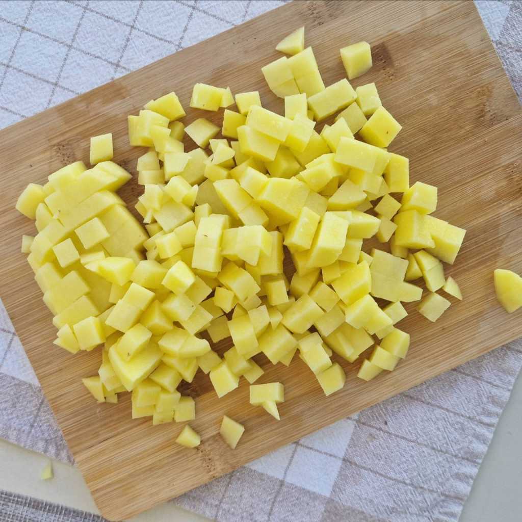 1cm cubes cut potatoes