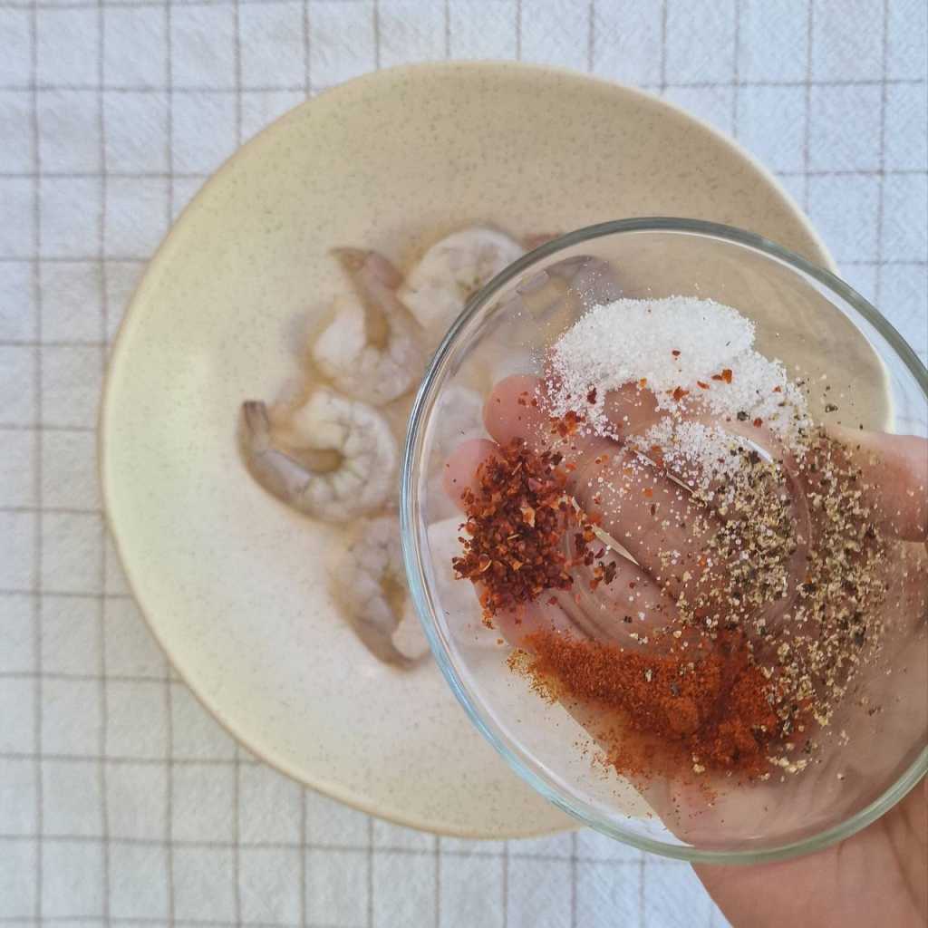 preparation of raw shrimps with oil paprika chili flakes