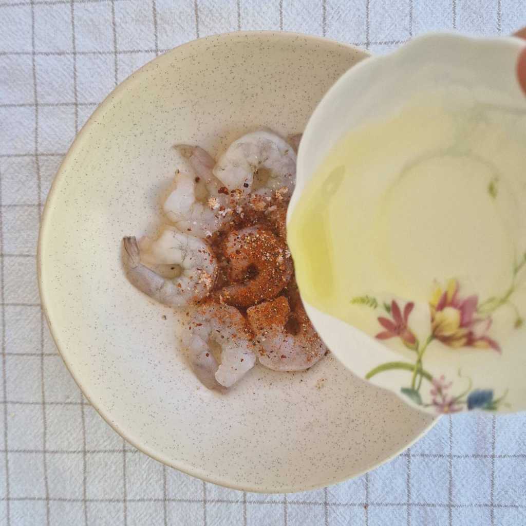 preparation of raw shrimps with oil paprika chili flakes