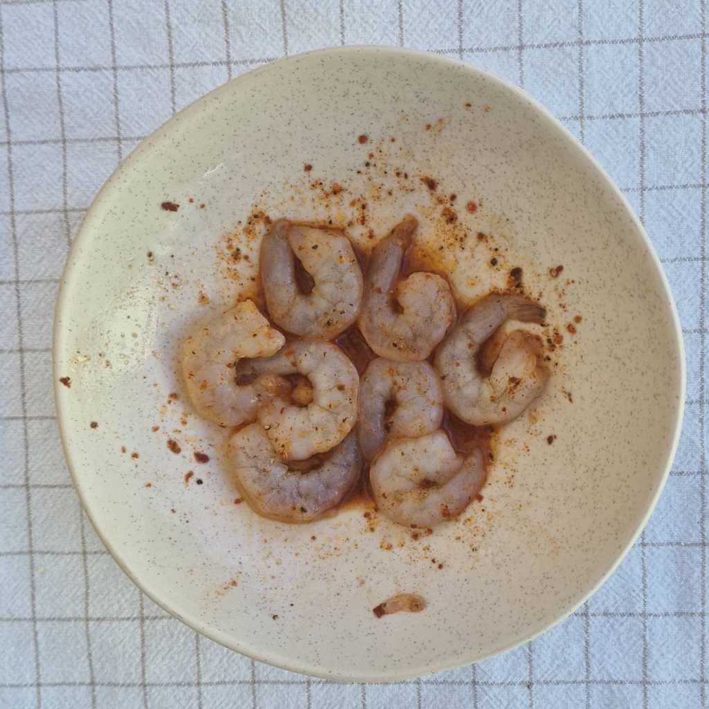 preparation of raw shrimps with oil paprika chili flakes