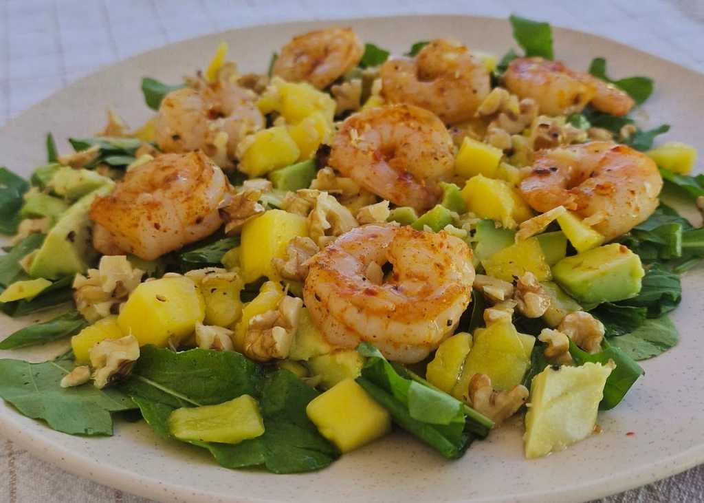 arugula avocado mango hazelnuts salad