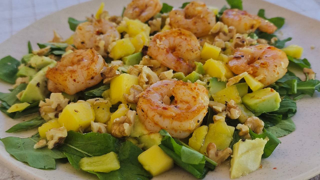 arugula avocado mango hazelnuts salad