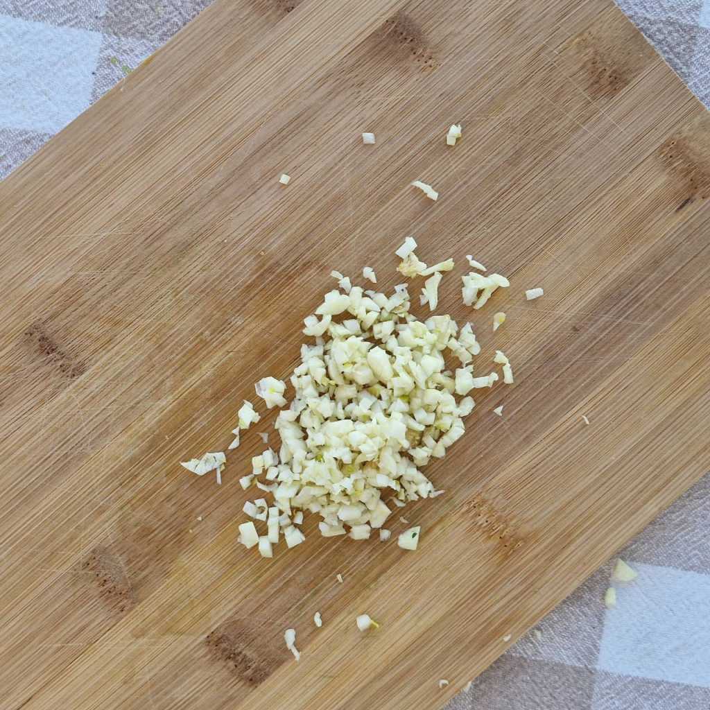 chopped garlic