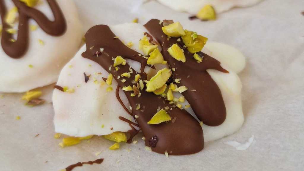 Chocolate-covered Yogurt Tangerine bites recipe