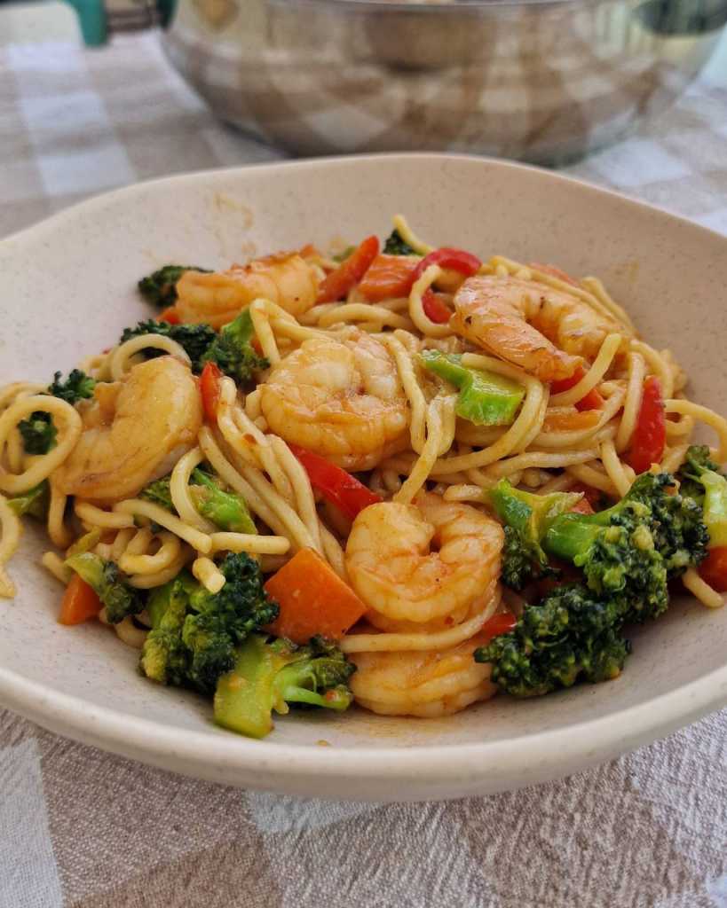 Stir-fry Noodles with Shrimp, broccoli, pepper, carrots, peanuts recipe 