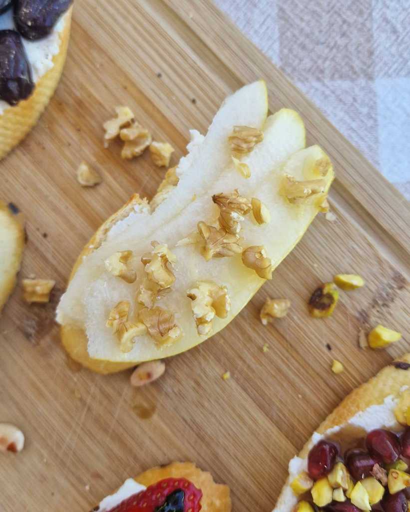 Pear, honey, and walnuts crostini recipe