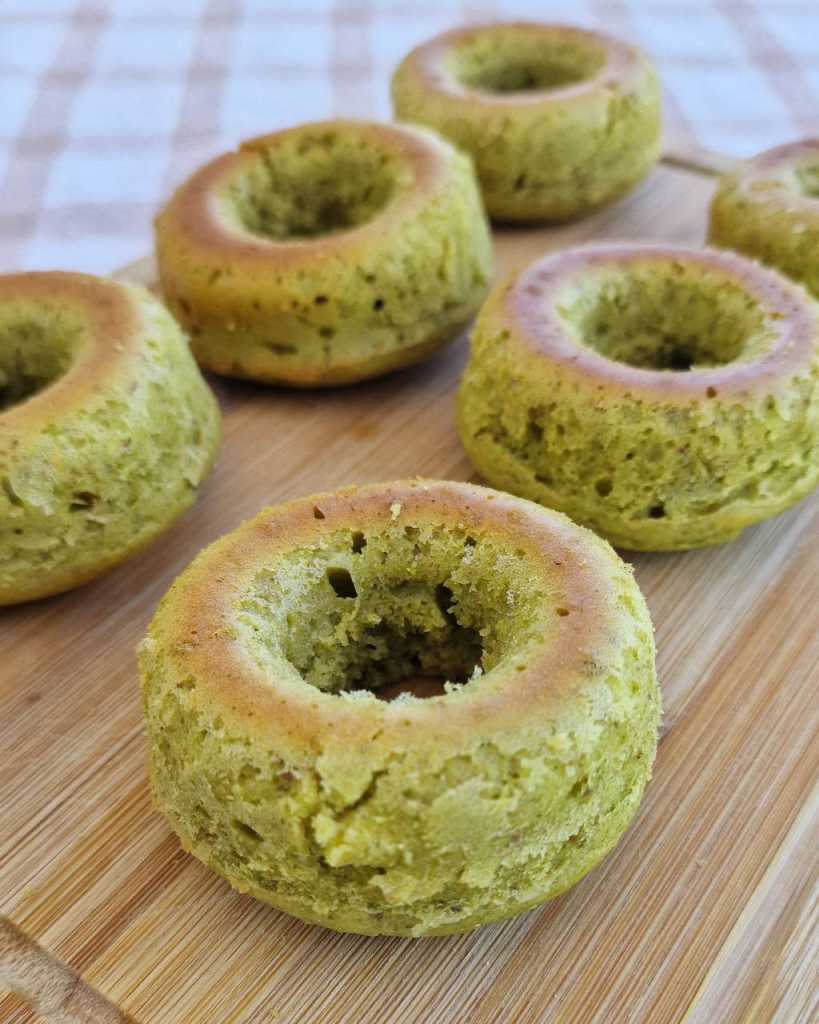 baked pistachio bonuts