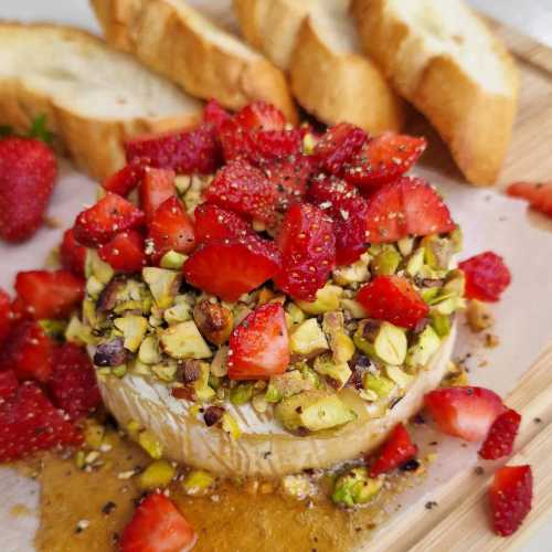 Baked Brie with Pistachios and strawberries recipe