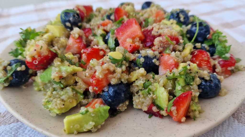 berry avocado quinoa salad recipe 