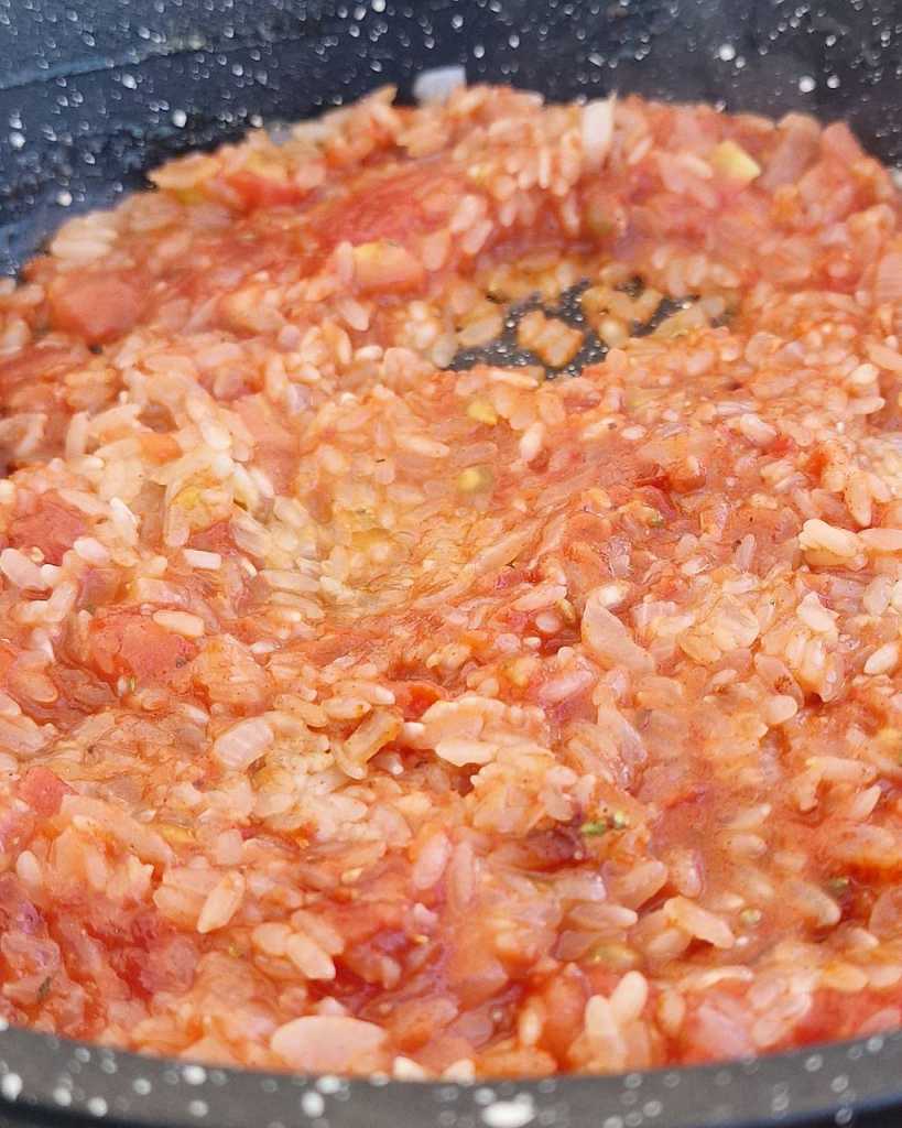 rice with crushed tomatoes for paella