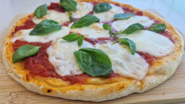 Easy Pizza Margherita recipe