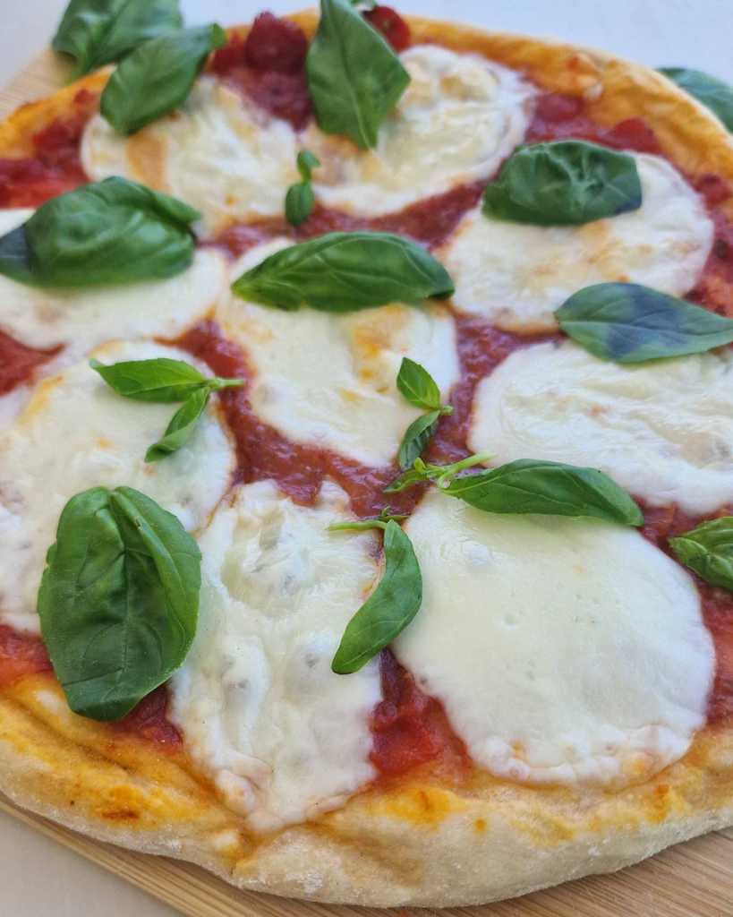 Easy Pizza Margherita recipe