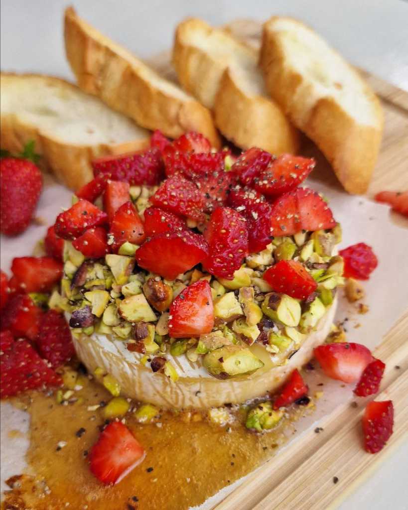 Baked Brie with Pistachios and strawberries recipe