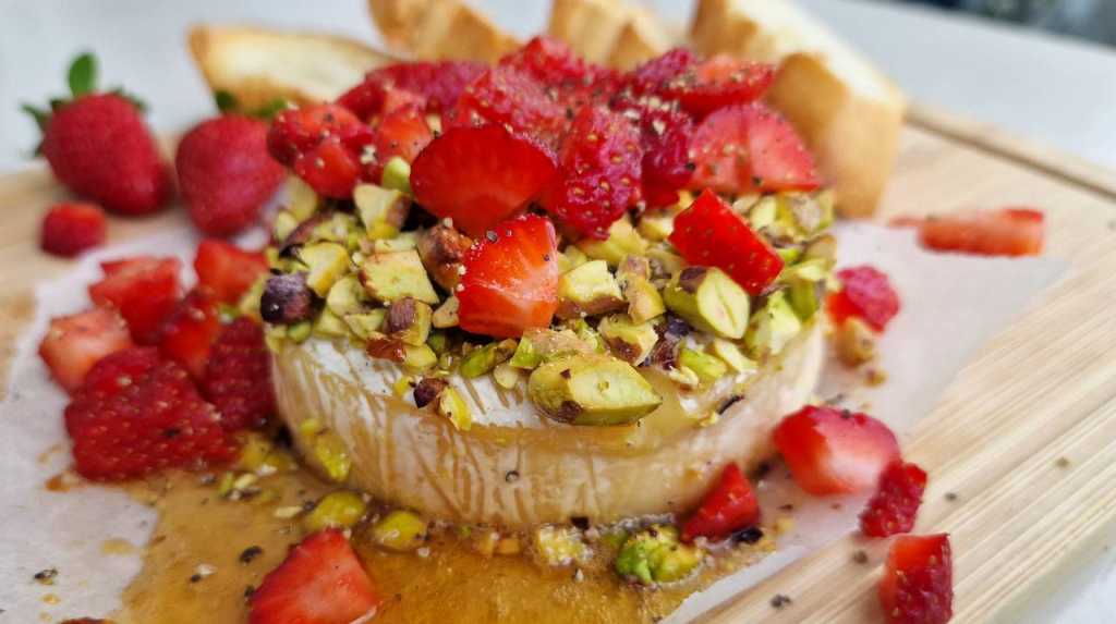 Baked Brie with Pistachios and strawberries recipe