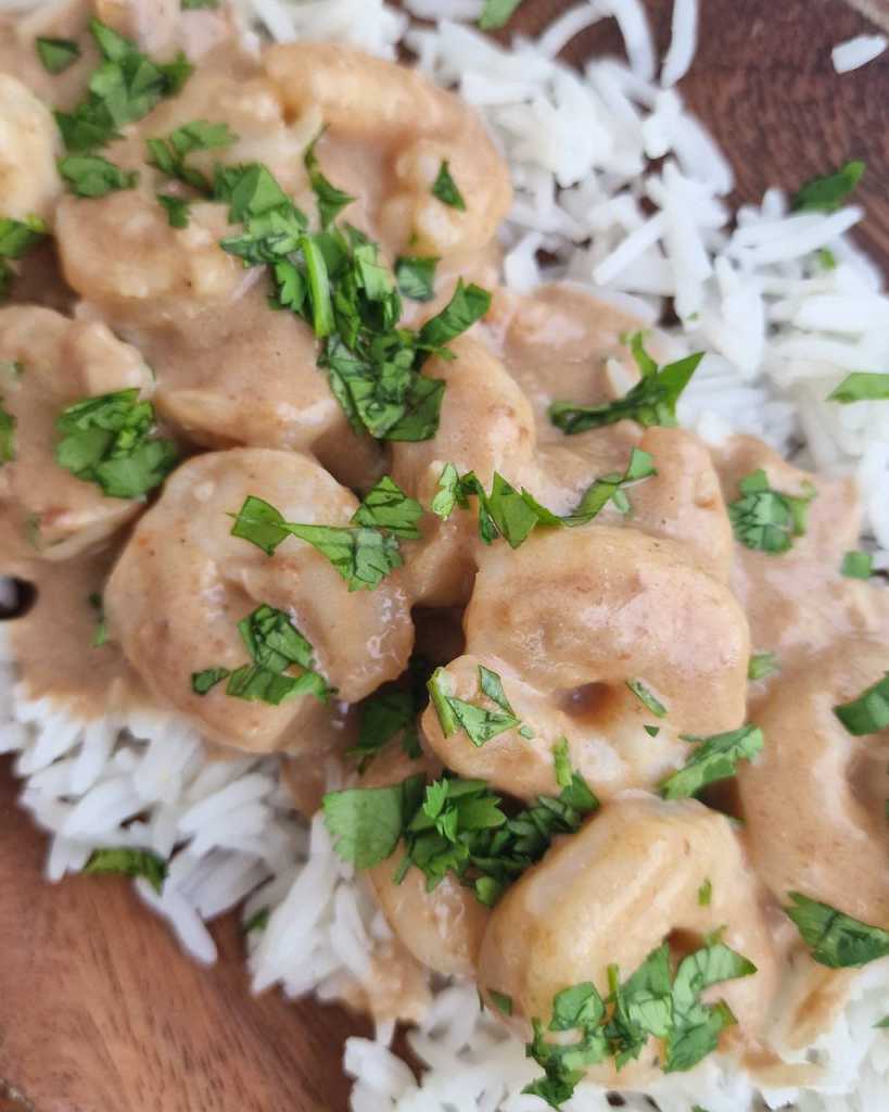 Shrimp in peanut sauce with cilantro