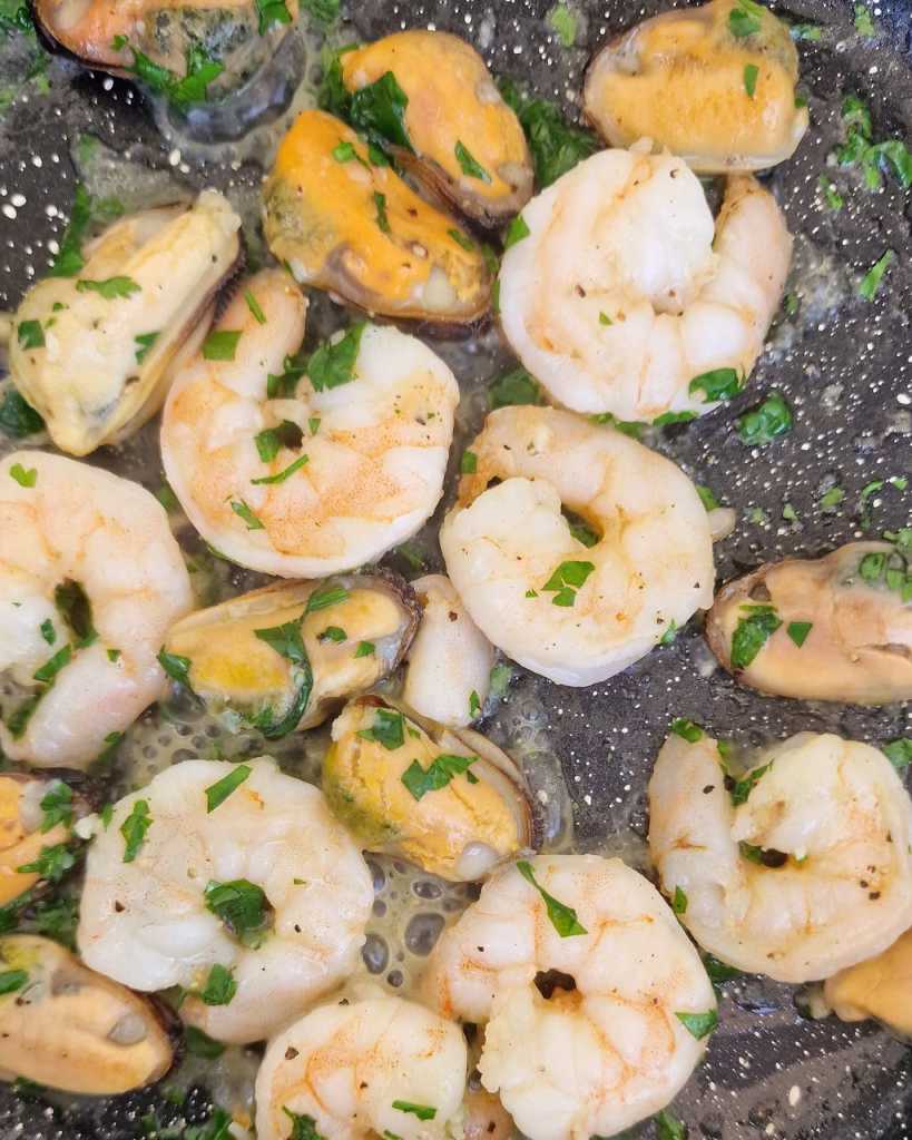 seafood with parsley and lemon juice for pizza