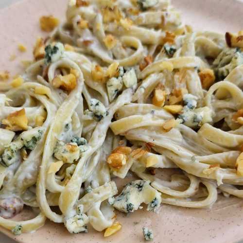 Blue cheese pasta with walnuts