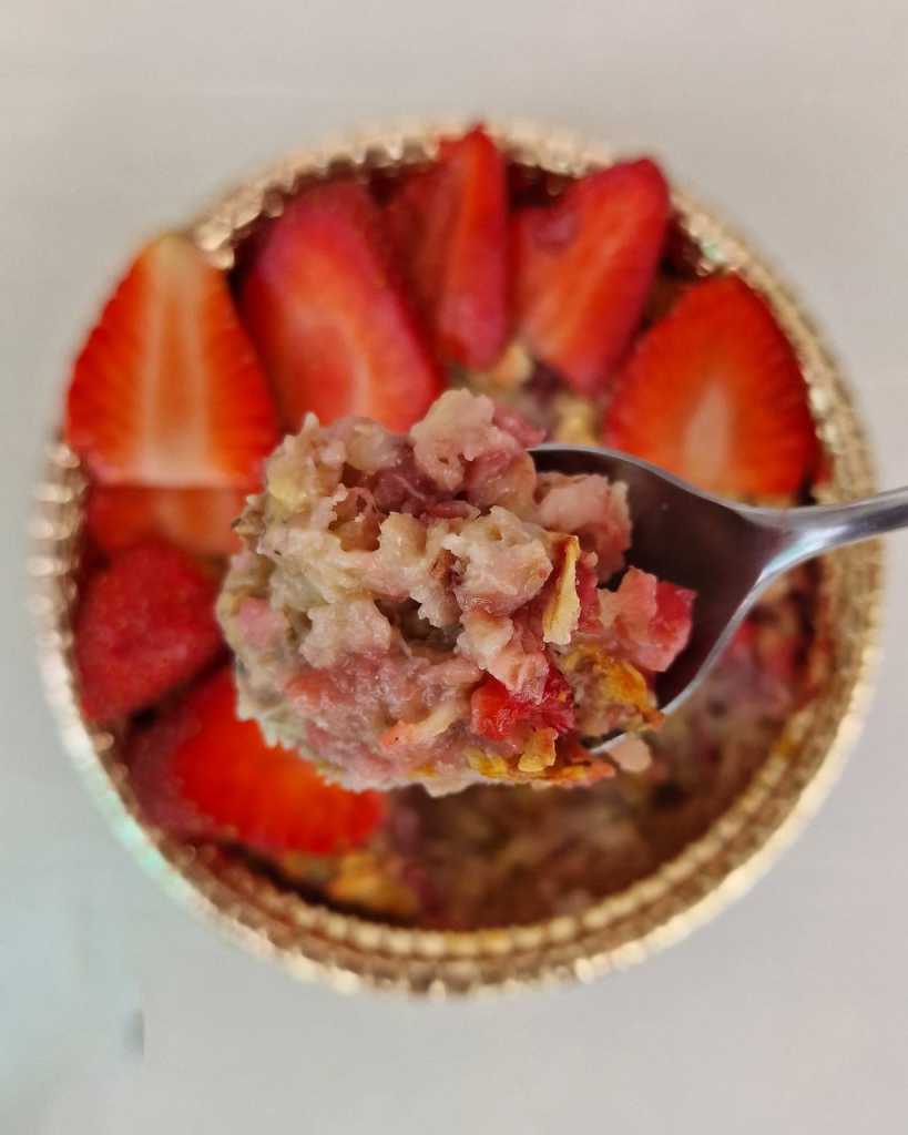 strawberry baked oats