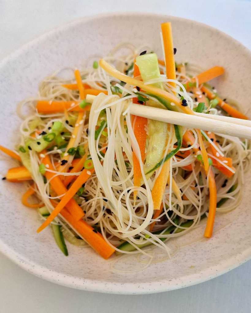Glass noodles with cucumber and carrot