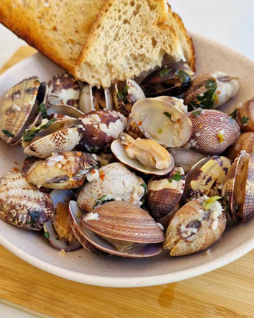 Buttery Garlic Steamed Clams