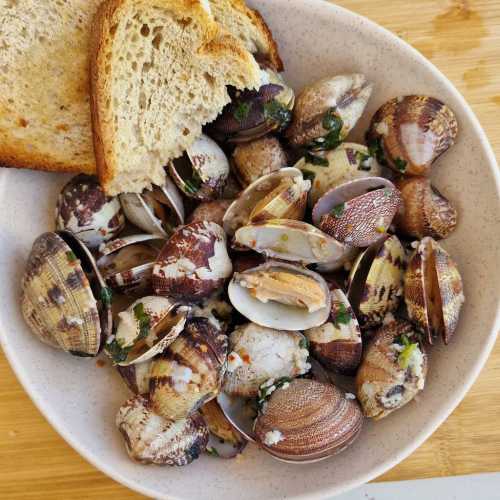 Buttery Garlic Steamed Clams recipe