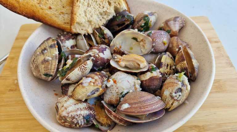 Buttery Garlic Steamed Clams recipe