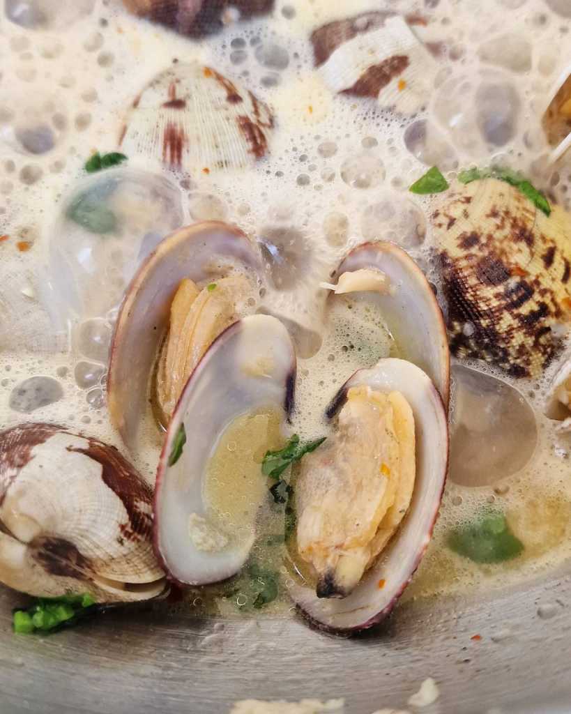 Buttery Garlic Steamed Clams