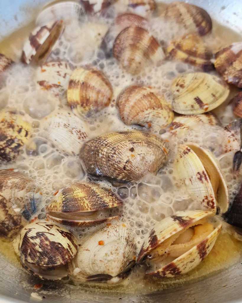 Buttery Garlic Steamed Clams