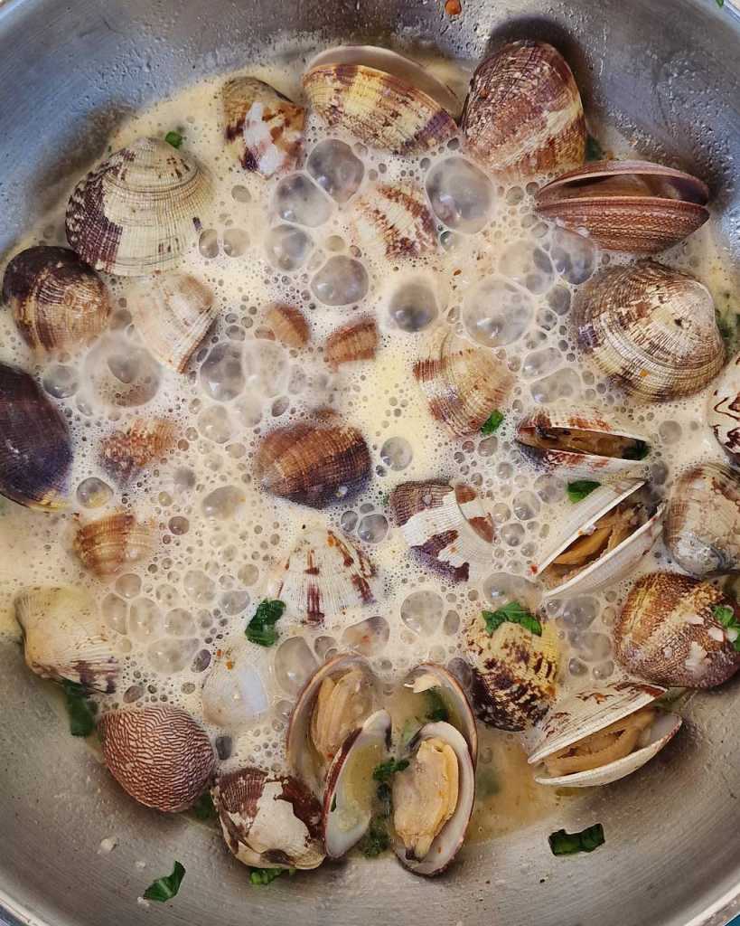 Buttery Garlic Steamed Clams