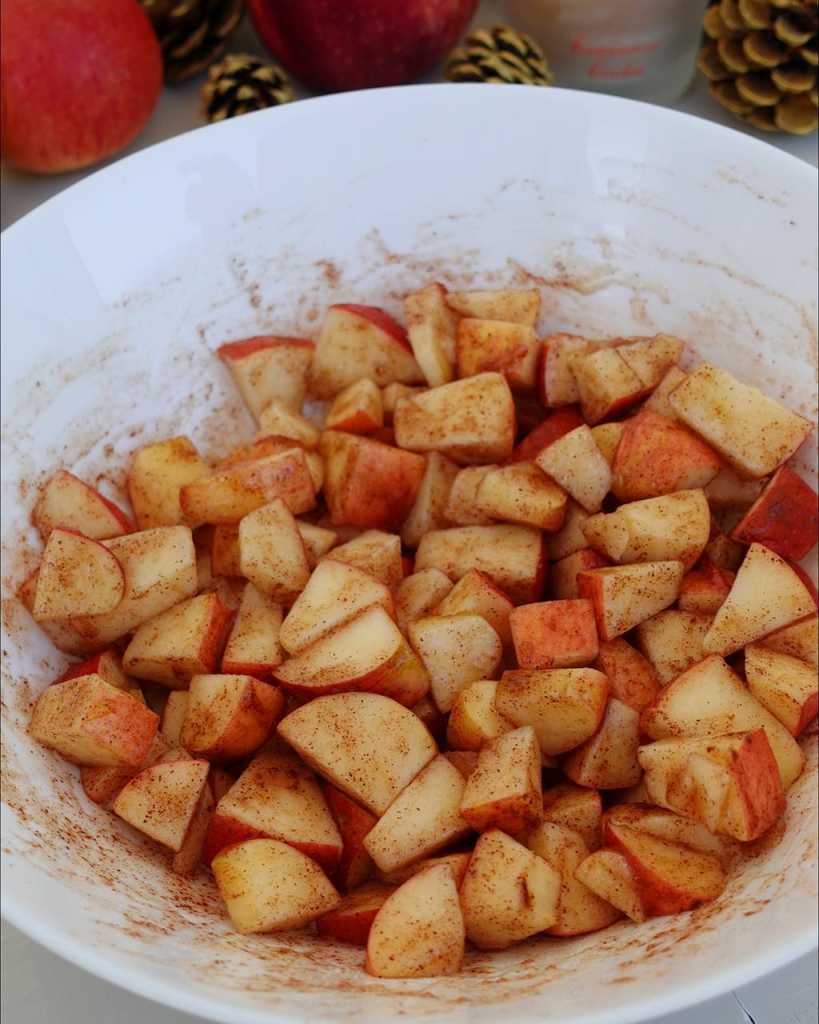 apples with cinnamon for Healthy Apple Crumble