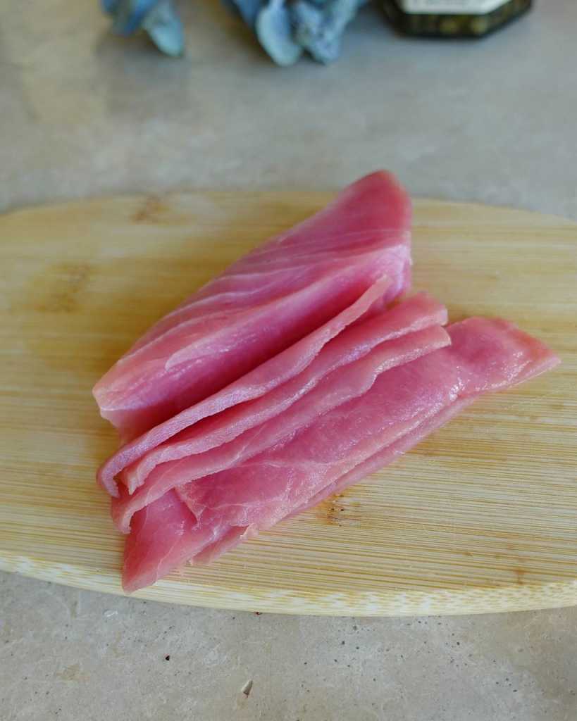 sliced fresh tuna